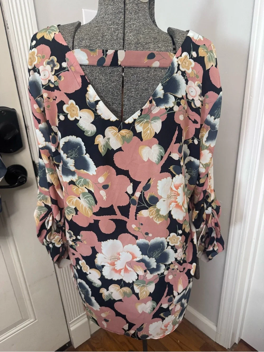 LOFT Pink Floral V-Neck Blouse with Navy & Cream Accents XL NWT - Picture 4 of 6